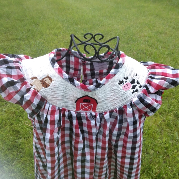 Embroidered dresses - Picture 2 of 4